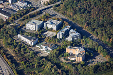 Quartier d'Am Hardtwald avec l'hôtel Radisson Blu, le centre logistique DACHSER Karlsruhe Air & Sea Logistics et Atrium Möbel und Design GmbH à Ettlingen dans le département Bade-Wurtemberg, Allemagne