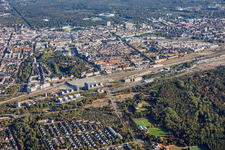 Vue de la ville depuis le sud depuis la B10/contournement sud, en passant par la gare centrale Karlsruhe et le parc municipal, jusqu'au château et au stade Wildpark à le quartier Südweststadt in Karlsruhe dans le département Bade-Wurtemberg, Allemagne