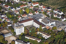 Chantier du nouveau bâtiment abritant le service des urgences, l'unité de soins intensifs et les services de diagnostic d'Asklepios Südpfalzkliniken GmbH. Maîtrise d'œuvre BPM Bau- und Projektmanagement Hart GmbH. Architecture, urbanisme et supervision du chantier: alsh sander hofrichter architekten GmbH, cabinet d'architecture et d'urbanisme. Bureau d'études Noll GmbH, Planification CVC (Chauffage, Ventilation, Plomberie, Gaz médicaux, Automatisation du bâtiment), Planification CVC (Systèmes haute et basse tension, Convoyeurs): DE-Plan GmbH & Co. KG, Ingénierie structurelle: ZPP Ingenieure AG, Architecture paysagère: hofmann_röttgen Landschaftsarchitekten BDLA, Protection incendie: Rieser-Wessel Brandschutzsachverständige & Ingenieure PartG mbB, et Physique du bâtiment / Isolation phonique et acoustique: Bureau d'études Seidel à Kandel dans le département Rhénanie-Palatinat, Allemagne