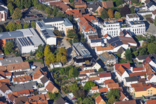 Chantier de construction du nouveau bâtiment de la cafétéria de l'école primaire Ludwig-Riedinger, commandé par la commune de Kandel. Architectes : zwo/elf PartmbB. Travaux de terrassement : Gaudier Erd- und Rückbau GmbH. Travaux de fenêtres : Trumpf Metallbau GmbH. Architecture paysagère : Bauer.Landschaftsarchitekten. Travaux de construction : Bender+Urich GmbH & Co.KG. Ingénierie structurelle : Ingenieurbüro Sikora. Travaux de façade : AS-Fassaden GmbH. Construction du gros œuvre : Wünschel BAU GmbH. Travaux électriques : Wieland & Schultz GmbH. Ministère de l'Éducation, des Sciences, de la Formation continue et de la Culture de Rhénanie-Palatinat à Kandel dans le département Rhénanie-Palatinat, Allemagne