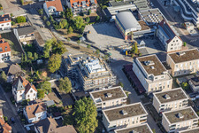 Nouveau chantier de construction de 18 appartements en copropriété dans le centre-ville de Grathwohl. Travaux de terrassement : ETNA BAU GmbH, Abbruch GmbH et AK.Bau GmbH. https:// à Kandel dans le département Rhénanie-Palatinat, Allemagne