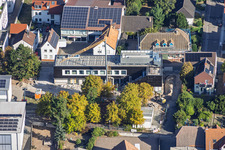 Chantier de construction du nouveau bâtiment de la cafétéria de l'école primaire Ludwig-Riedinger, commandé par la commune de Kandel. Architectes : zwo/elf PartmbB. Travaux de terrassement : Gaudier Erd- und Rückbau GmbH. Travaux de fenêtres : Trumpf Metallbau GmbH. Architecture paysagère : Bauer.Landschaftsarchitekten. Travaux de construction : Bender+Urich GmbH & Co.KG. Ingénierie structurelle : Ingenieurbüro Sikora. Travaux de façade : AS-Fassaden GmbH. Construction du gros œuvre : Wünschel BAU GmbH. Travaux électriques : Wieland & Schultz GmbH. Ministère de l'Éducation, des Sciences, de la Formation continue et de la Culture de Rhénanie-Palatinat à Kandel dans le département Rhénanie-Palatinat, Allemagne