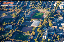 Stade Südweststadion avec sa tribune envahie par la végétation et complexe sportif Südwest à le quartier Süd in Ludwigshafen dans le département Rhénanie-Palatinat, Allemagne