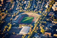Stade Südweststadion avec sa tribune envahie par la végétation et complexe sportif Südwest à le quartier Süd in Ludwigshafen dans le département Rhénanie-Palatinat, Allemagne