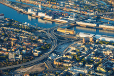 Chantier de démolition de la voie rapide surélevée « Hochstraße Nord » (B44) en vue de la création de la future Helmut-Kohl-Allee, et accès au pont Kurt-Schumacher fermé à la circulation après le dynamitage du « Würfelbunker » et la démolition du Rathaus-Center à le quartier Mitte in Ludwigshafen dans le département Rhénanie-Palatinat, Allemagne