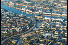 Chantier de démolition de la voie rapide surélevée « Hochstraße Nord » (B44) en vue de la création de la future Helmut-Kohl-Allee, et accès au pont Kurt-Schumacher fermé à la circulation après le dynamitage du « Würfelbunker » et la démolition du Rathaus-Center à le quartier Mitte in Ludwigshafen dans le département Rhénanie-Palatinat, Allemagne