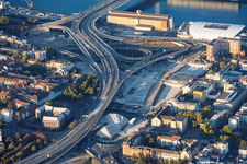 Accès au pont Kurt-Schumacher (B44) enjambant le Rhin vers Mannheim, via la Rheinuferstraße et le quartier « Im Zollhof » (avec le silo à céréales ZG Raiffeisen en bord de Rhin), après la démolition du « Würfelbunker » et du centre commercial Rathaus-Center à le quartier Hemshof in Ludwigshafen dans le département Rhénanie-Palatinat, Allemagne