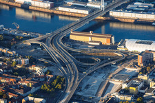 Accès au pont Kurt-Schumacher (B44) enjambant le Rhin vers Mannheim, via la Rheinuferstraße et le quartier « Im Zollhof » (avec le silo à céréales ZG Raiffeisen en bord de Rhin), après la démolition du « Würfelbunker » et du centre commercial Rathaus-Center à le quartier Hemshof in Ludwigshafen dans le département Rhénanie-Palatinat, Allemagne