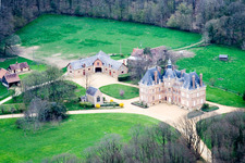 Vue aérienne de Château de La Justice à Vibraye dans le département Sarthe, France