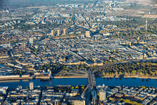 Au-delà du pont Konrad-Adenauer (B37) traversant le Rhin depuis Ludwigshafen jusqu'au Neckar, avec le château et le quartier en damier (Quadrate) à le quartier Innenstadt in Mannheim dans le département Bade-Wurtemberg, Allemagne