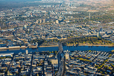 Au-delà du pont Konrad-Adenauer (B37) traversant le Rhin depuis Ludwigshafen jusqu'au Neckar, avec le château et le quartier en damier (Quadrate) à le quartier Innenstadt in Mannheim dans le département Bade-Wurtemberg, Allemagne
