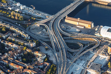 Accès au pont Kurt-Schumacher (B44) fermé à la circulation, après le dynamitage du « Würfelbunker », la démolition du Rathaus-Center et celle du silo à céréales ZG Raiffeisen en bord de Rhin à le quartier Mitte in Ludwigshafen dans le département Rhénanie-Palatinat, Allemagne