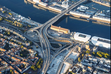 Accès au pont Kurt-Schumacher (B44) fermé à la circulation, après le dynamitage du « Würfelbunker », la démolition du Rathaus-Center et celle du silo à céréales ZG Raiffeisen en bord de Rhin à le quartier Mitte in Ludwigshafen dans le département Rhénanie-Palatinat, Allemagne