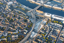 Chantier de démolition de la voie rapide surélevée « Hochstraße Nord » (B44) en vue de la création de la future Helmut-Kohl-Allee, et accès au pont Kurt-Schumacher fermé à la circulation après le dynamitage du « Würfelbunker » et la démolition du Rathaus-Center à le quartier Mitte in Ludwigshafen dans le département Rhénanie-Palatinat, Allemagne
