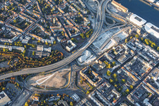 Chantier de démolition de la voie rapide surélevée « Hochstraße Nord » (B44) en vue de la création de la future Helmut-Kohl-Allee, et accès au pont Kurt-Schumacher fermé à la circulation après le dynamitage du « Würfelbunker » et la démolition du Rathaus-Center à le quartier Mitte in Ludwigshafen dans le département Rhénanie-Palatinat, Allemagne