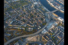 Chantier de démolition de la voie rapide surélevée « Hochstraße Nord » (B44) en vue de la création de la future Helmut-Kohl-Allee, et accès au pont Kurt-Schumacher fermé à la circulation après le dynamitage du « Würfelbunker » et la démolition du Rathaus-Center à le quartier Mitte in Ludwigshafen dans le département Rhénanie-Palatinat, Allemagne