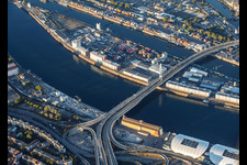 Pont Kurt-Schumacher (B44) enjambant le Rhin et la Rheinkai-Straße, fermé à la circulation après la démolition du « Würfelbunker » à Ludwigshafen à le quartier Innenstadt in Mannheim dans le département Bade-Wurtemberg, Allemagne