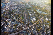 Gare centrale Ludwigshafen située sous le pont à pylônes de la B37 à le quartier Süd in Ludwigshafen dans le département Rhénanie-Palatinat, Allemagne