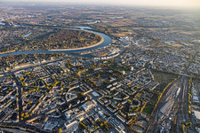 Vue d'ensemble de la ville depuis le nord, de la gare centrale (Hbf) jusqu'au port Mundenheimer Altrheinhafen à le quartier Süd in Ludwigshafen dans le département Rhénanie-Palatinat, Allemagne
