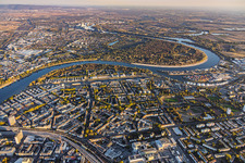 Vue d'ensemble de la ville depuis le nord-ouest, incluant la Wittelsbacherstraße, de la voie rapide surélevée (Hochstraße, B37) jusqu'à la Parkinsel sur le Rhin à le quartier Süd in Ludwigshafen dans le département Rhénanie-Palatinat, Allemagne