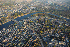 Vue d'ensemble de la ville depuis l'ouest, incluant la voie rapide Hochstraße Süd (B37) jusqu'au pont Konrad-Adenauer sur le Rhin et la Parkinsel à le quartier Mitte in Ludwigshafen dans le département Rhénanie-Palatinat, Allemagne