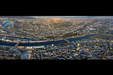 Panorama urbain depuis l'ouest, de l'autre côté du Rhin (vue depuis Ludwigshafen), s'étendant du port fluvial (Rheinhafen) jusqu'à la Parkinsel, entre les ponts Kurt-Schumacher (B44) et Konrad-Adenauer (B37) à le quartier Innenstadt in Mannheim dans le département Bade-Wurtemberg, Allemagne