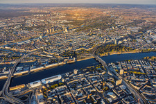 Vue d'ensemble de la ville depuis l'ouest, incluant le centre commercial Rhein-Galerie, entre les ponts Kurt-Schumacher (B44) et Konrad-Adenauer (B37) en direction de Mannheim à le quartier Mitte in Ludwigshafen dans le département Rhénanie-Palatinat, Allemagne