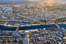 Vue d'ensemble de la ville depuis l'ouest, de l'autre côté du Rhin (vue depuis Ludwigshafen), entre les ponts Kurt-Schumacher (B44) et Konrad-Adenauer (B37) à le quartier Innenstadt in Mannheim dans le département Bade-Wurtemberg, Allemagne