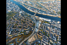 Chantier de démolition de la voie rapide surélevée « Hochstraße Nord » (B44) en vue de la création de la future Helmut-Kohl-Allee, et accès au pont Kurt-Schumacher fermé à la circulation après le dynamitage du « Würfelbunker » et la démolition du Rathaus-Center à le quartier Mitte in Ludwigshafen dans le département Rhénanie-Palatinat, Allemagne
