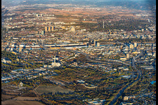 Tracé de l'autoroute A650 vers la Hochstraße Nord (B44) – destinée à être démolie pour laisser place à la future Helmut-Kohl-Allee – et vers la Hochstraße Süd (B37) rénovée, passant par la gare centrale après la démolition du Rathaus-Center à le quartier Mitte in Ludwigshafen dans le département Rhénanie-Palatinat, Allemagne