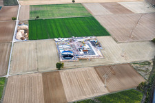 Chantier du second site de forage (« Rig V10 - Vercana ») au lieu-dit Trappelberg, dans le cadre du projet « Lionheart » de Vulcan Energy ; ce projet vise à assurer un approvisionnement en chaleur climatiquement neutre pour la ville de Landau, ainsi qu'à permettre l'extraction de lithium et la production d'électricité via une installation ORC à Rohrbach dans le département Rhénanie-Palatinat, Allemagne