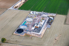 Chantier du second site de forage (« Rig V10 - Vercana ») au lieu-dit Trappelberg, dans le cadre du projet « Lionheart » de Vulcan Energy ; ce projet vise à assurer un approvisionnement en chaleur climatiquement neutre pour la ville de Landau, ainsi qu'à permettre l'extraction de lithium et la production d'électricité via une installation ORC à Rohrbach dans le département Rhénanie-Palatinat, Allemagne