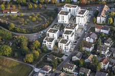 Ensemble résidentiel moderne situé entre la Ringstraße et le terminus nord du S-Bahn à le quartier Wolfartsweier in Karlsruhe dans le département Bade-Wurtemberg, Allemagne