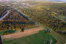 Ligne à haute tension quadruple au niveau du Hägenichgraben à Ettlingen dans le département Bade-Wurtemberg, Allemagne