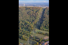 Percée forestière pour une ligne à haute tension, le long du sentier des pylônes électriques à Ettlingen dans le département Bade-Wurtemberg, Allemagne