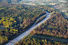 Tracé de l'autoroute A5 avec bretelle de raccordement vers l'A6 au niveau de l'échangeur à le quartier Rüppurr in Karlsruhe dans le département Bade-Wurtemberg, Allemagne