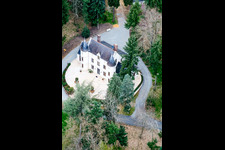 Vue aérienne de Châteaux Conneré (où Salman Rushdy s'est caché) à Dollon dans le département Sarthe, France