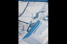 Vue aérienne de Formation à la sécurité routière hivernale sous la neige pour accroître la sécurité routière avec les véhicules ADAC dans le district de Kirchheimer Flur à le quartier Patrick Henry Village in Heidelberg dans le département Bade-Wurtemberg, Allemagne