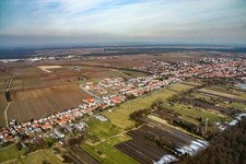 Vue aérienne de Saarstrasse depuis l'ouest à Kandel dans le département Rhénanie-Palatinat, Allemagne