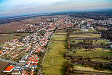 Vue aérienne de Saarstrasse depuis l'ouest à Kandel dans le département Rhénanie-Palatinat, Allemagne