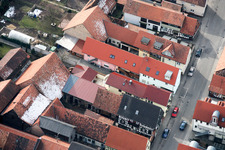Vue d'oiseau de Rue du Rhin à Kandel dans le département Rhénanie-Palatinat, Allemagne