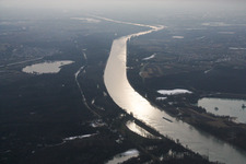 Vue aérienne de Boucle courbe des rives du Rhin à le quartier Knielingen in Karlsruhe dans le département Bade-Wurtemberg, Allemagne