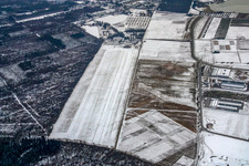 Vue aérienne de Terrain de glisse couvert de neige hivernale à l'aérodrome Rheinstetten à le quartier Silberstreifen in Rheinstetten dans le département Bade-Wurtemberg, Allemagne