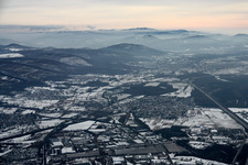 Vue aérienne de Vue d'un village en bordure de la Forêt-Noire en hiver, sous la neige. à le quartier Bruchhausen in Ettlingen dans le département Bade-Wurtemberg, Allemagne