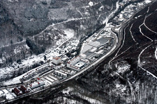 Vue aérienne de Zone industrielle et commerciale enneigée d'Alte Spinnerei à Ettlingen dans le département Bade-Wurtemberg, Allemagne