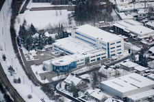 Vue aérienne de Zone industrielle et commerciale enneigée en hiver dans le district d'Ittersbach à le quartier Im Stockmädle in Karlsbad dans le département Bade-Wurtemberg, Allemagne