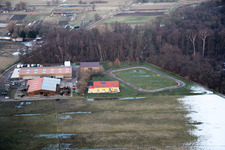 Vue aérienne de Terrain de sport - terrain de football à Freckenfeld dans le département Rhénanie-Palatinat, Allemagne