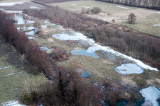 Vue aérienne de Piscines couvertes de neige en hiver et surface d'eau de marécage dans un paysage d'étang à Minfeld dans le département Rhénanie-Palatinat, Allemagne