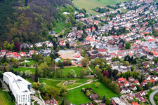 Vue aérienne de Station thermale et parc thermal des thermes Südpfalz Therme et de la clinique spécialisée Edith Stein en neurologie à Bad Bergzabern dans le département Rhénanie-Palatinat, Allemagne