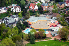 Vue aérienne de Station thermale et parc thermal des thermes Südpfalz Therme et de la clinique spécialisée Edith Stein en neurologie à Bad Bergzabern dans le département Rhénanie-Palatinat, Allemagne